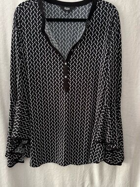 SlimFactor Black & White Geometric Henley Long-Sleeve Top